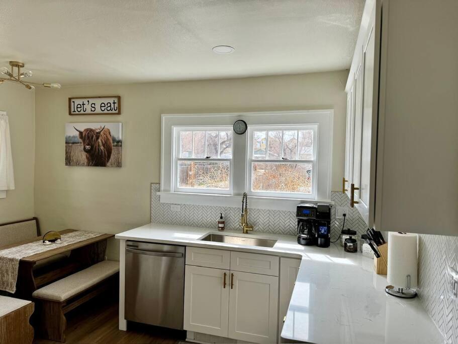 eine Küche mit Spüle und Arbeitsplatte in der Unterkunft Wyoming Freedom in Casper