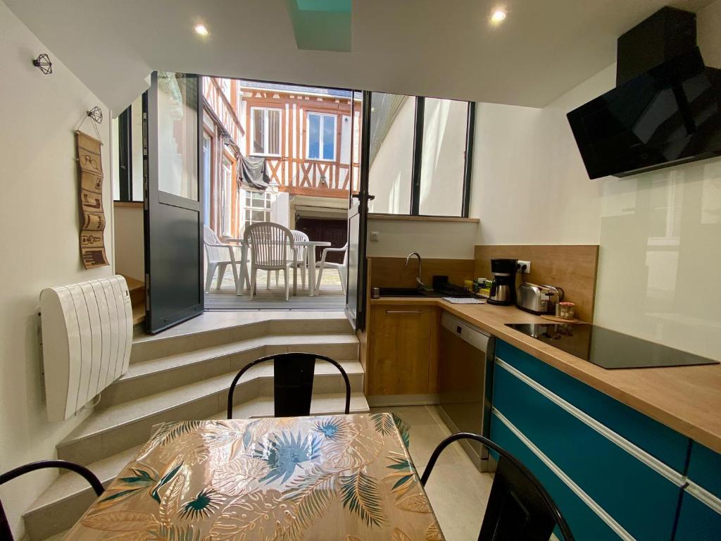 - une petite cuisine avec une table et un comptoir dans l'établissement La Tanière - 341, à Rouen