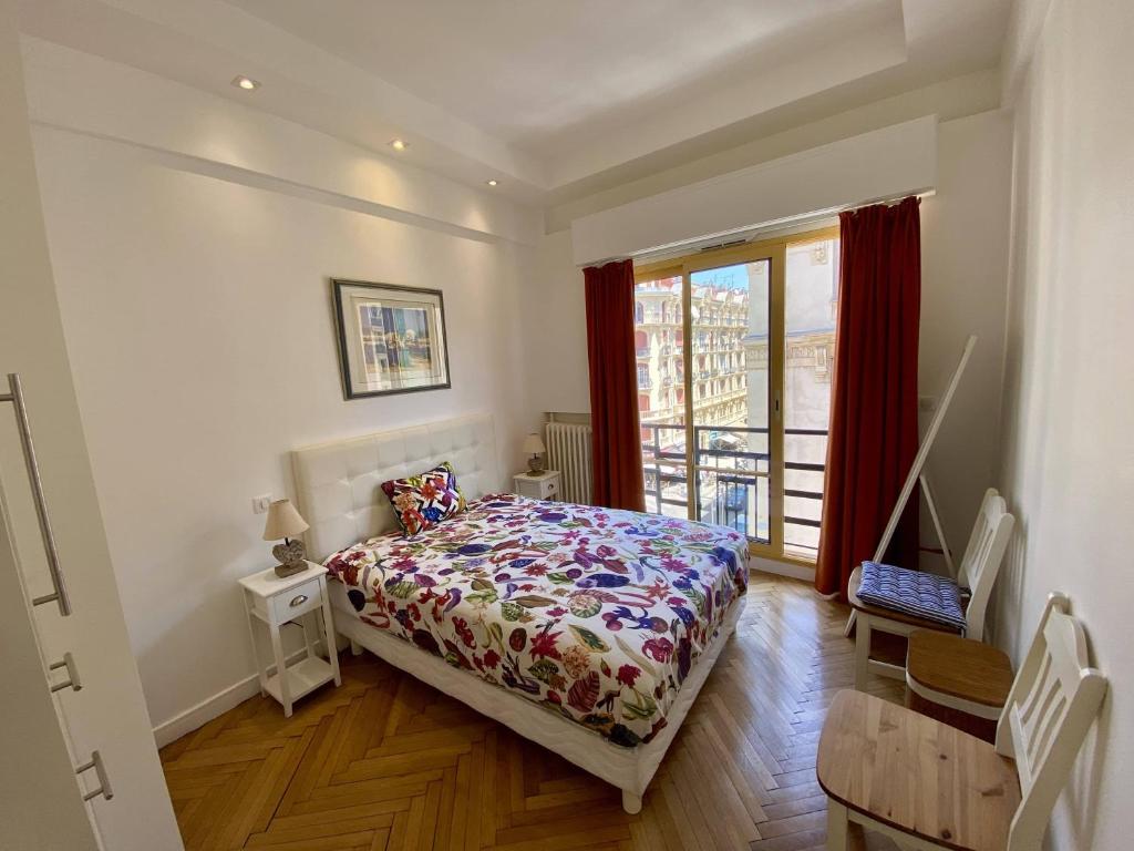 une chambre avec un lit et une fenêtre dans l'établissement Nice Hypercentre- Joli 2Pièces, à Nice