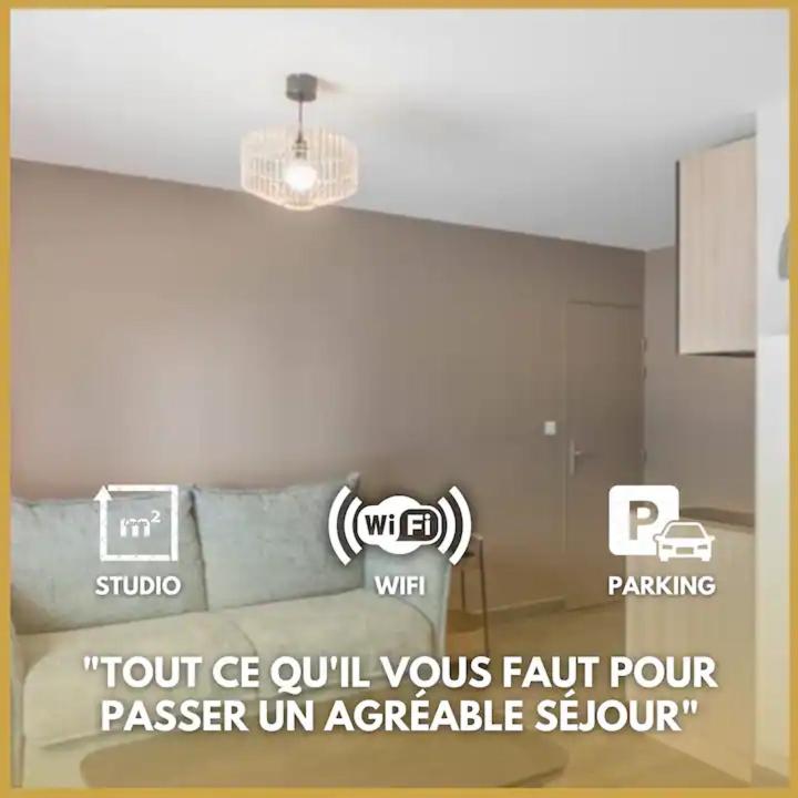 Cette chambre dispose d'un canapé avec des autocollants sur le mur. dans l'établissement Aux cerisiers Olivet, à Olivet