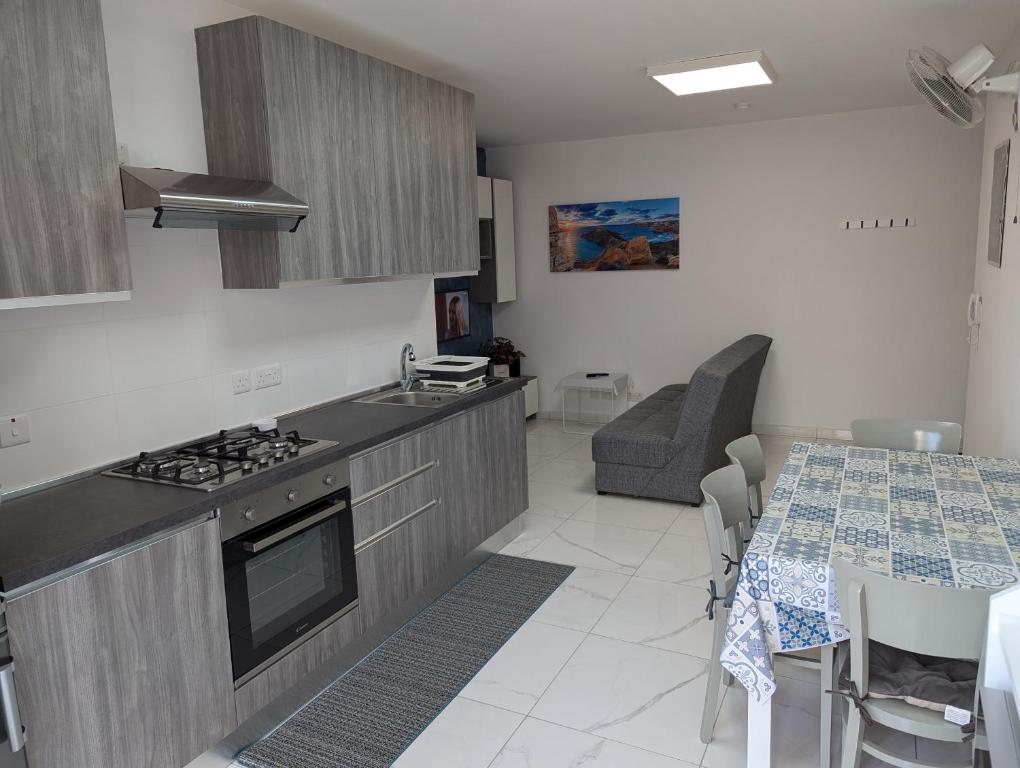 Kuchyň nebo kuchyňský kout v ubytování Susan Cosy Apartment, Victoria Gozo