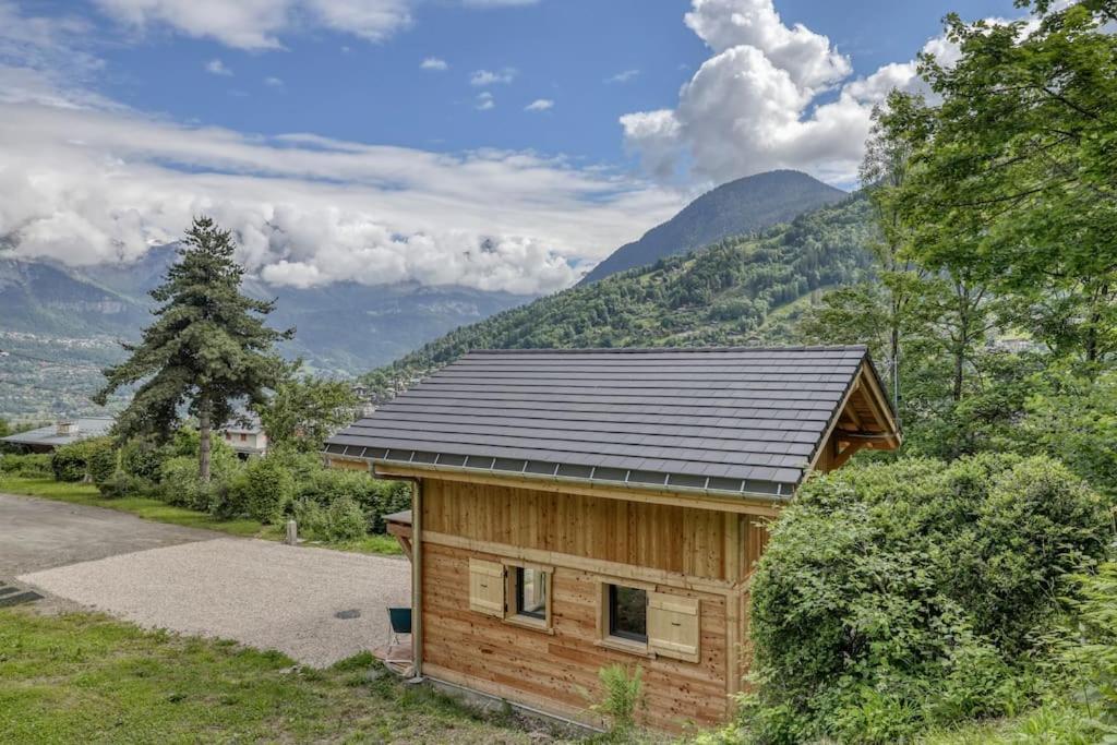 małą drewnianą kabinę z czarnym dachem w obiekcie Chalet Marie situé 25km Chamonix w mieście Saint-Gervais-les-Bains