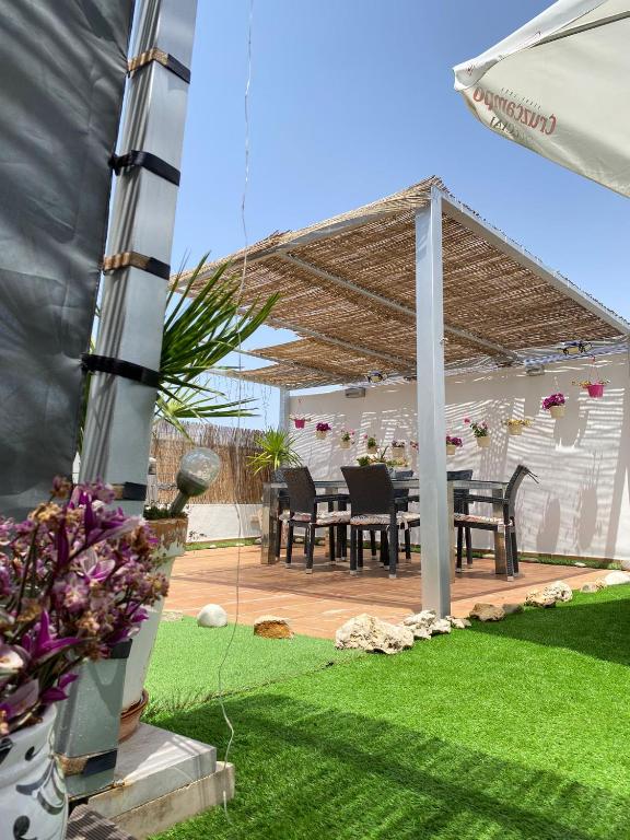 A garden outside ÁTICO RILQUE, Apartamentos Independientes con Jacuzzi Privado y Terraza en Ronda