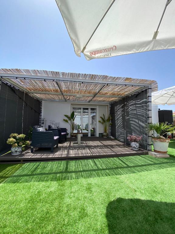 A garden outside ÁTICO RILQUE, Apartamentos Independientes con Jacuzzi Privado y Terraza en Ronda
