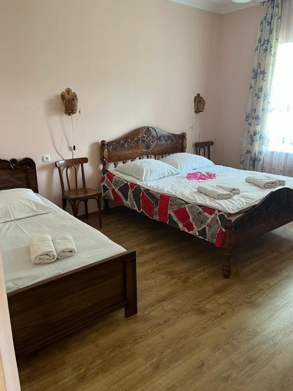 Postel nebo postele na pokoji v ubytování Guesthouse in Lankhvri