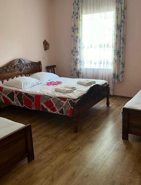 Postel nebo postele na pokoji v ubytování Guesthouse in Lankhvri