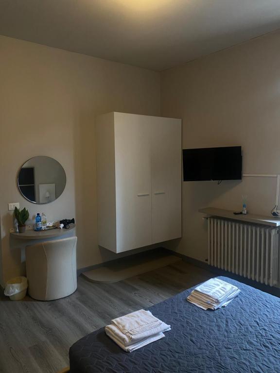 TV a/nebo společenská místnost v ubytování Albergo Leon D'Oro