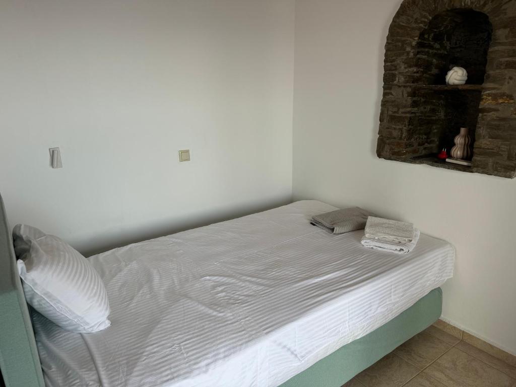 Posteľ alebo postele v izbe v ubytovaní Andros Escape Condos