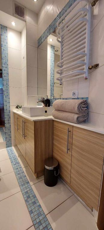 W łazience znajduje się umywalka, toaletka z lustrem. w obiekcie Baltic Sands Apartment w Gdańsku