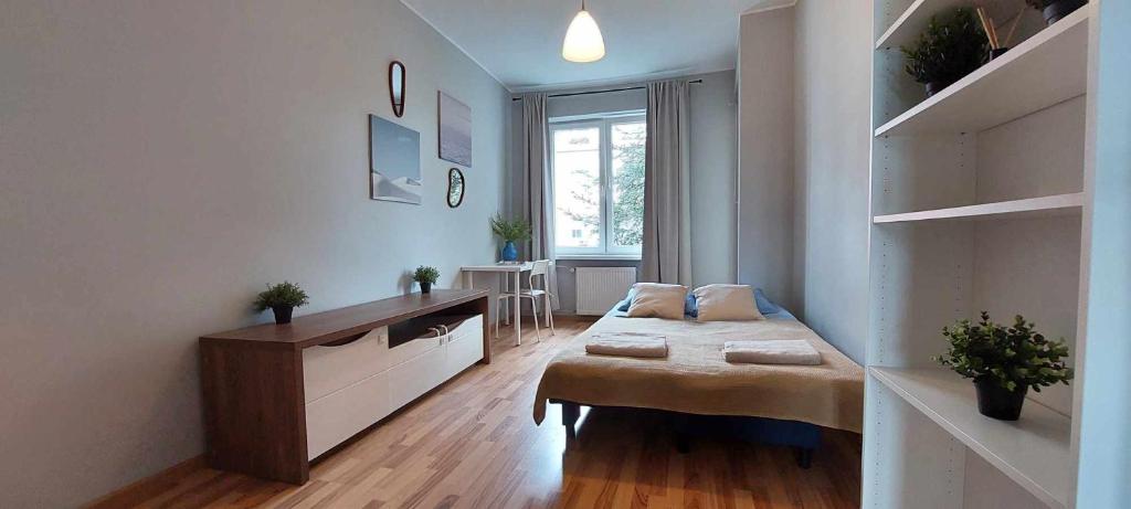 salon z łóżkiem i stołem w obiekcie Baltic Sands Apartment w Gdańsku