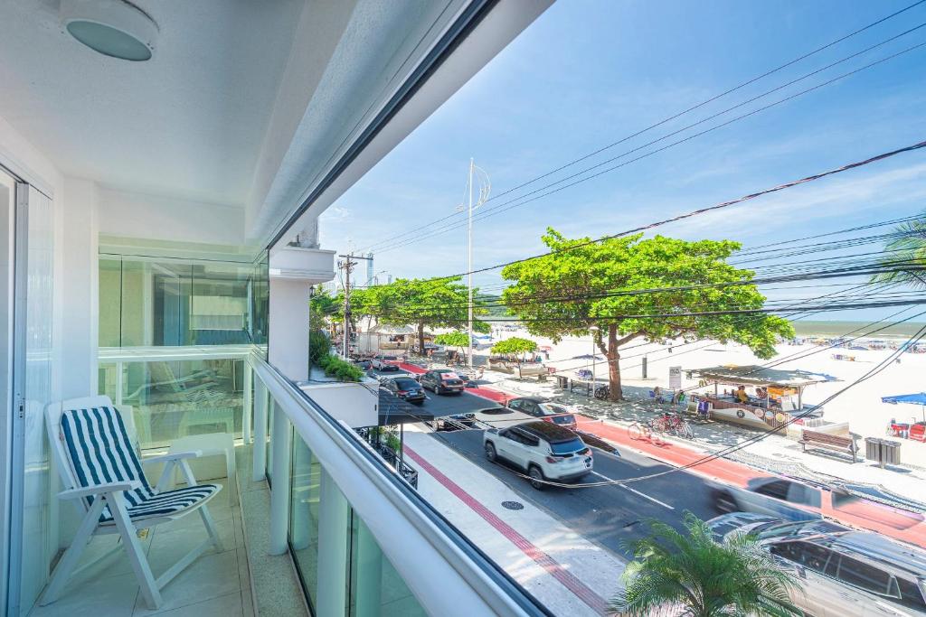 a balcony with a chair and a view of a street at GRJA011- Frente ao mar | Localização ideal com 3Q in Balneário Camboriú