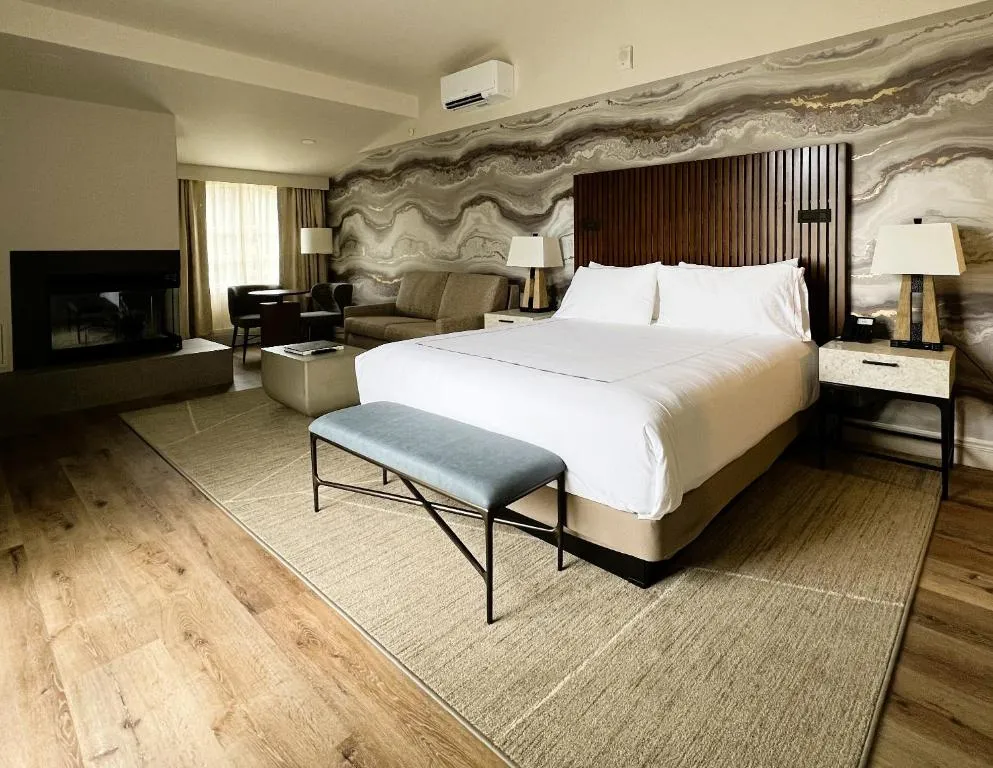 King Suite with Mountain View