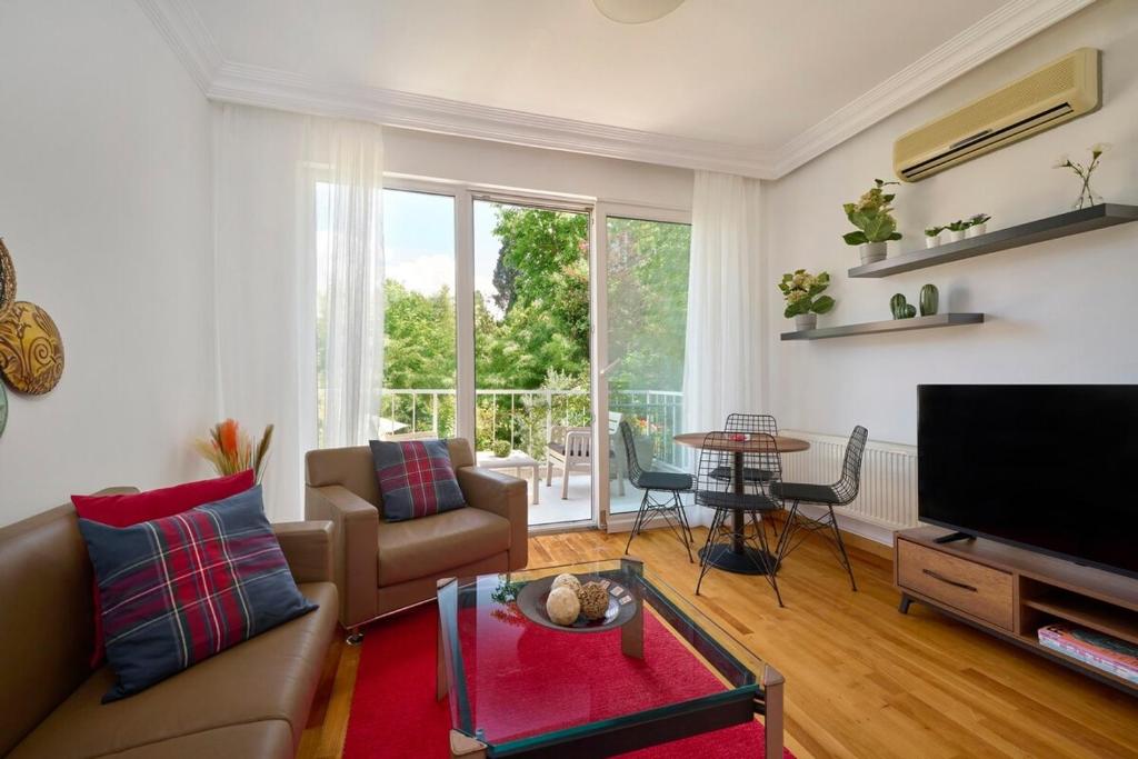 Μια τηλεόραση ή/και κέντρο ψυχαγωγίας στο Private Modern Duplex 2bed1bath W Terrace! #76