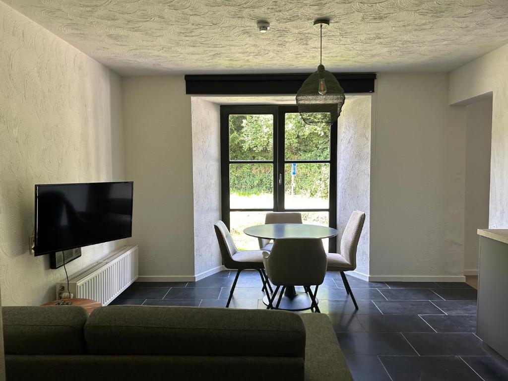 TV a/nebo společenská místnost v ubytování Cacele - La croisette 5 appartementen en 6 tweepersoonskamers