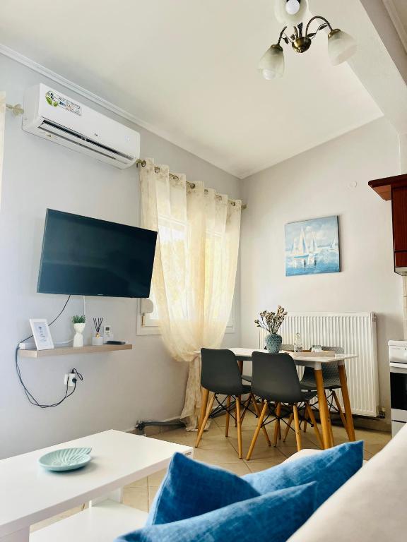 TV a/nebo společenská místnost v ubytování Polyxeni's Summer Escape