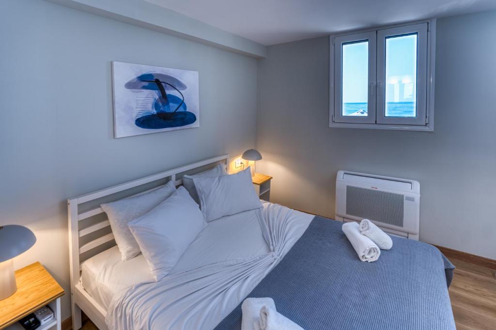 Posteľ alebo postele v izbe v ubytovaní Glyfa Beach Villas