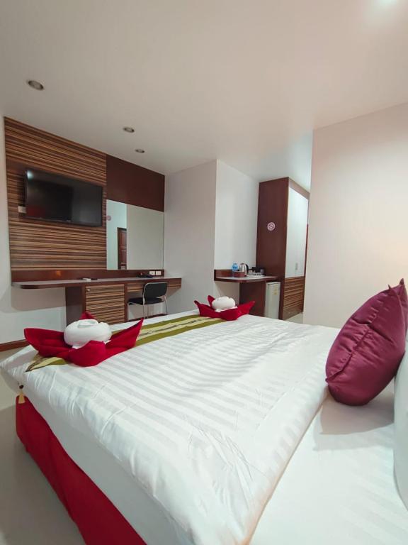 Postel nebo postele na pokoji v ubytování Patong Max Value Hotel