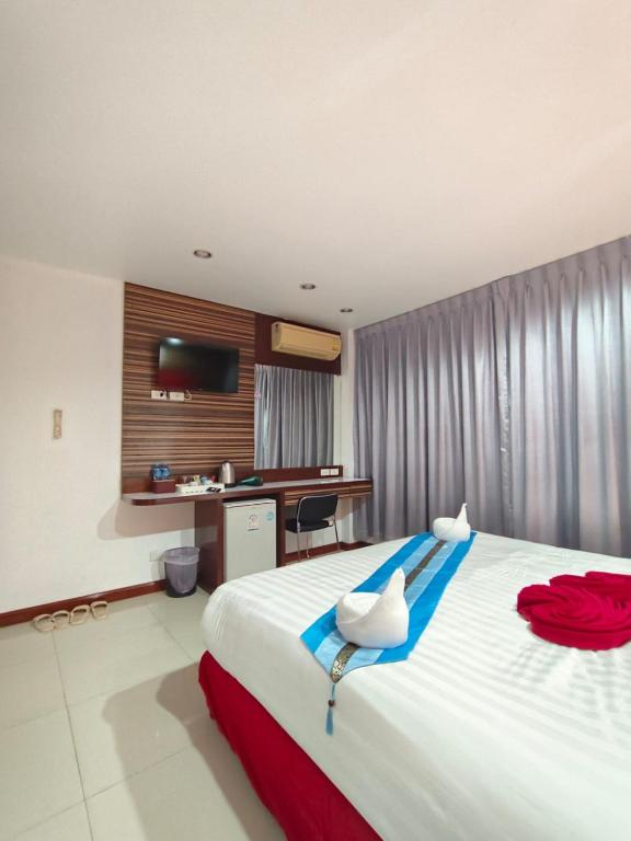 Postel nebo postele na pokoji v ubytování Patong Max Value Hotel