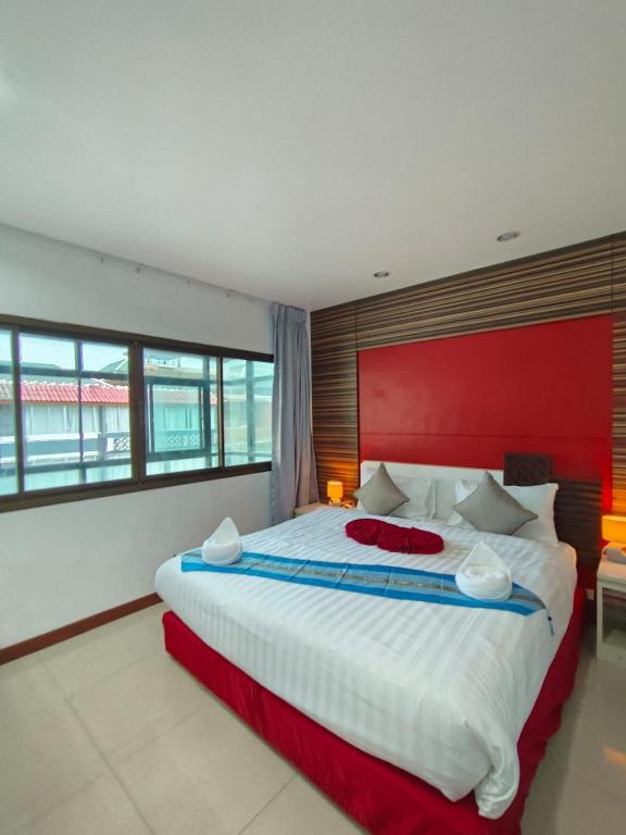 Postel nebo postele na pokoji v ubytování Patong Max Value Hotel