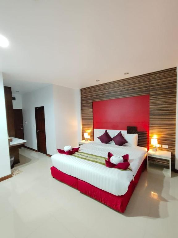 Postel nebo postele na pokoji v ubytování Patong Max Value Hotel