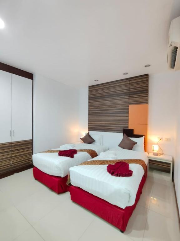 Postel nebo postele na pokoji v ubytování Patong Max Value Hotel