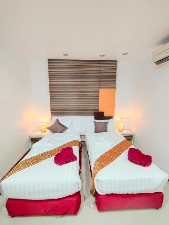 Postel nebo postele na pokoji v ubytování Patong Max Value Hotel