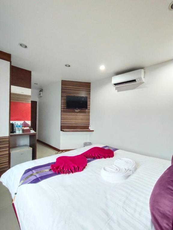 Postel nebo postele na pokoji v ubytování Patong Max Value Hotel