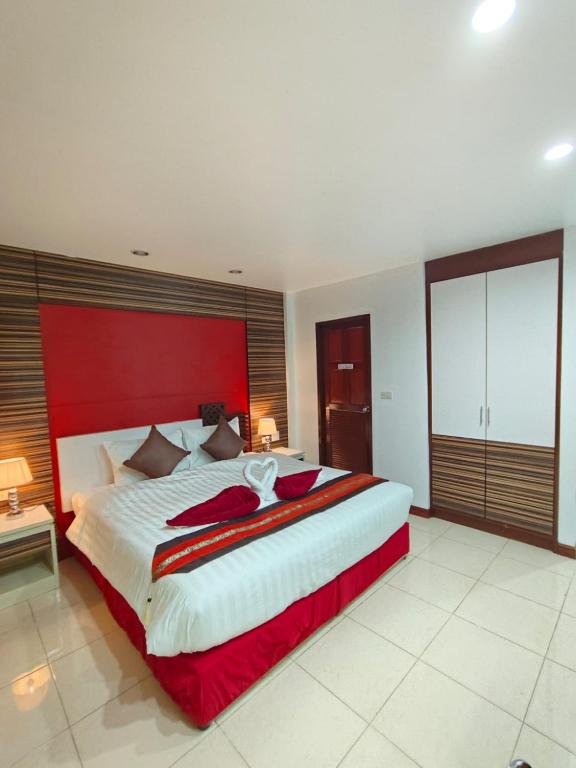 Postel nebo postele na pokoji v ubytování Patong Max Value Hotel