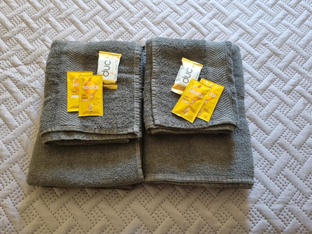 a pair of napkins sitting on top of a bed at Apartamento Catamarca in San Fernando del Valle de Catamarca