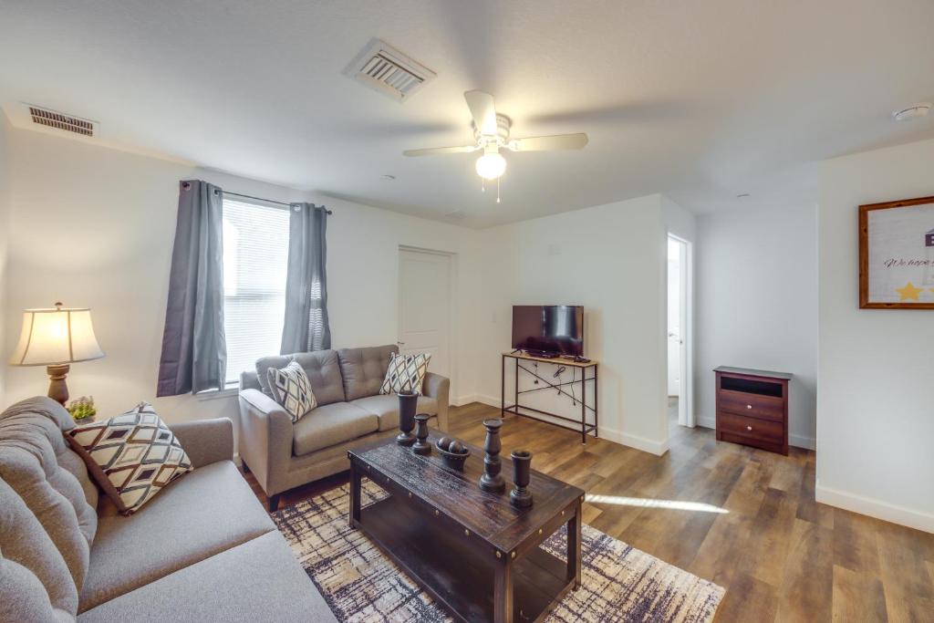 Televisyen dan/atau pusat hiburan di Pet-Friendly LaBelle Apt, Close to River!