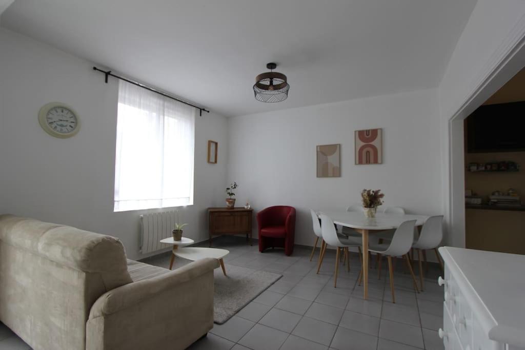 un salon avec un canapé et une table dans l'établissement La Maison du Pont, à Vred