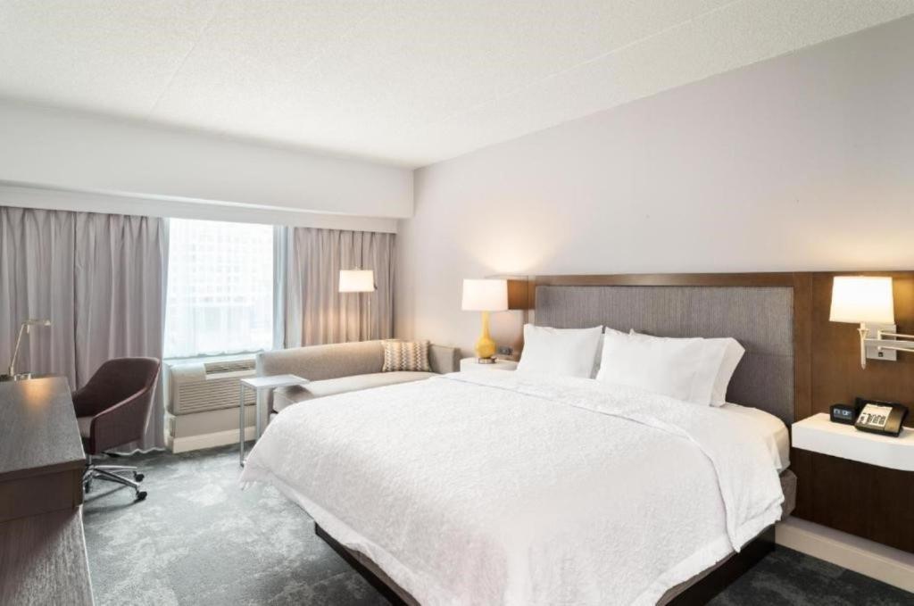 Hampton Inn Philadelphia Center City-Convention Center - King Room - Mobility Access/Non-Smoking