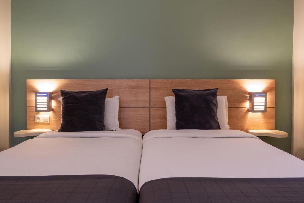 Postel nebo postele na pokoji v ubytování Manzil Hotel