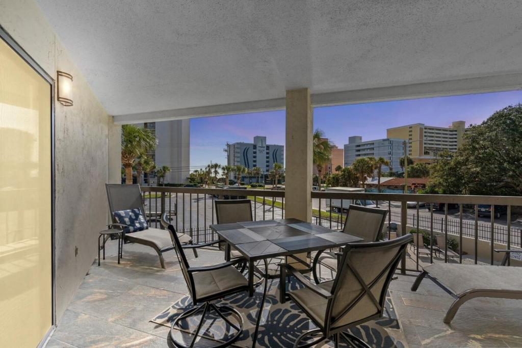 Carol Bay Serene Ocean View Unit 202にあるバルコニーまたはテラス