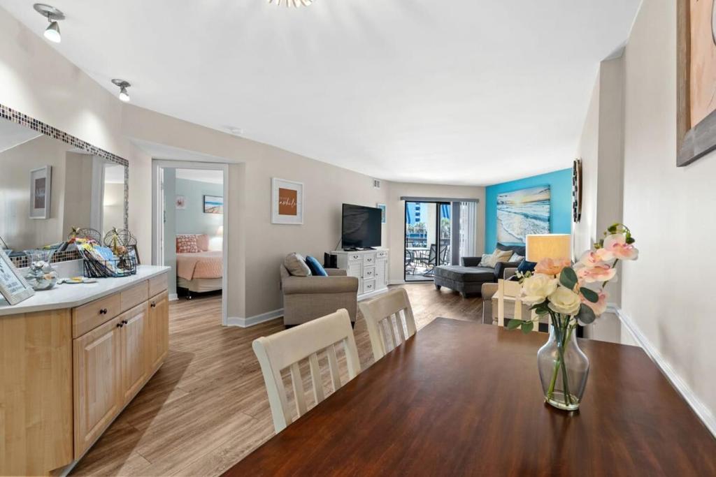 Carol Bay Serene Ocean View Unit 202にあるテレビまたはエンターテインメントセンター