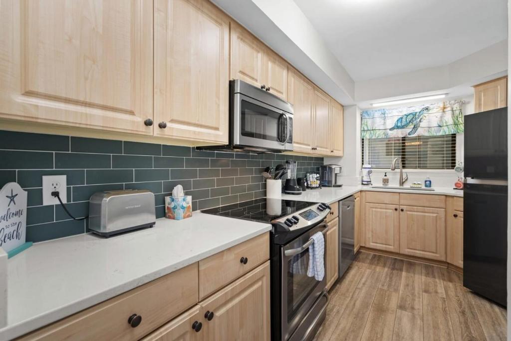 Carol Bay Serene Ocean View Unit 202にあるキッチンまたは簡易キッチン