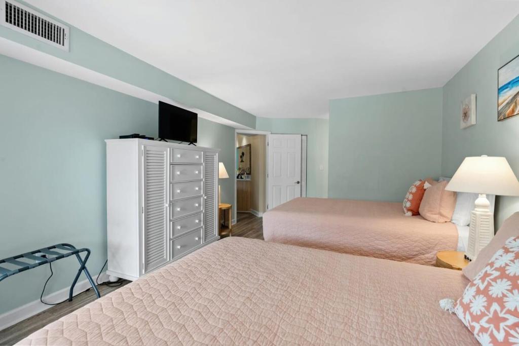 Carol Bay Serene Ocean View Unit 202にあるベッド