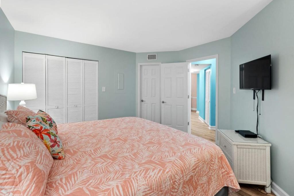 Carol Bay Serene Ocean View Unit 202にあるベッド