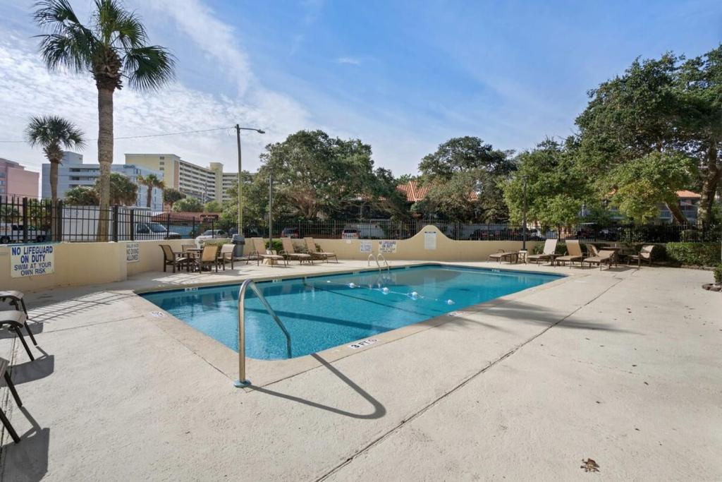 Carol Bay Serene Ocean View Unit 202の敷地内または近くにあるプール