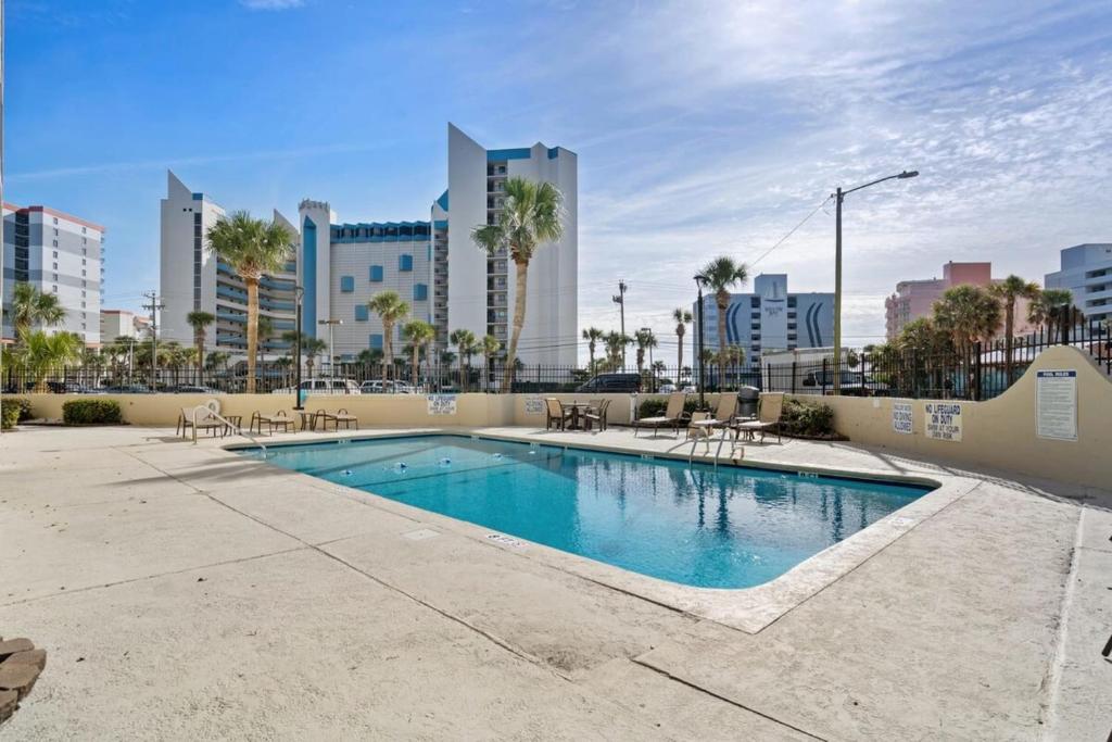 マートルビーチにあるCarol Bay Serene Ocean View Unit 202の市街のスカイラインを背景にしたスイミングプール