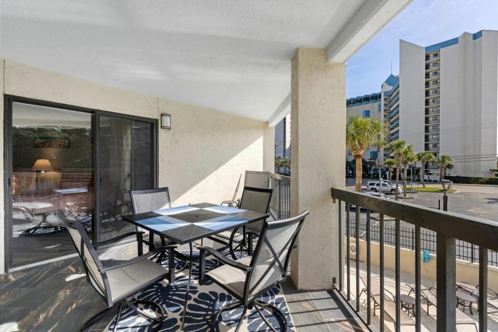Carol Bay Serene Ocean View Unit 202にあるバルコニーまたはテラス