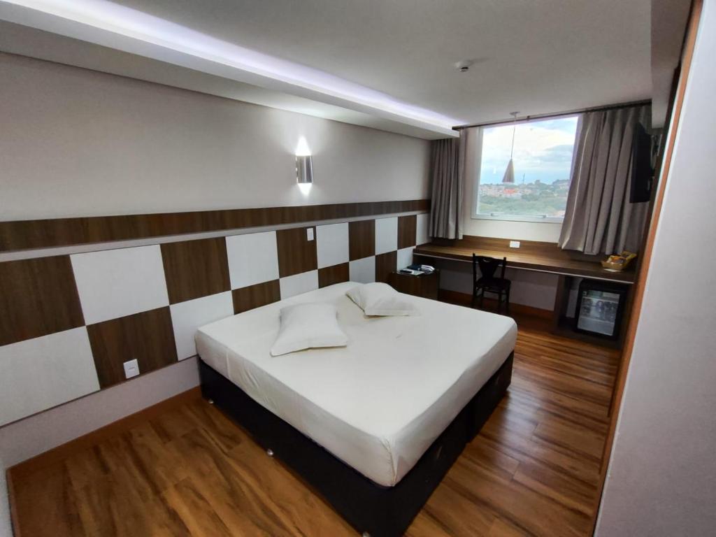 Postel nebo postele na pokoji v ubytování Hotel Maestro Executive Toledo