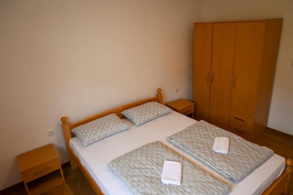 una camera con 2 letti singoli e un armadio di Apartman Pavić a Livno