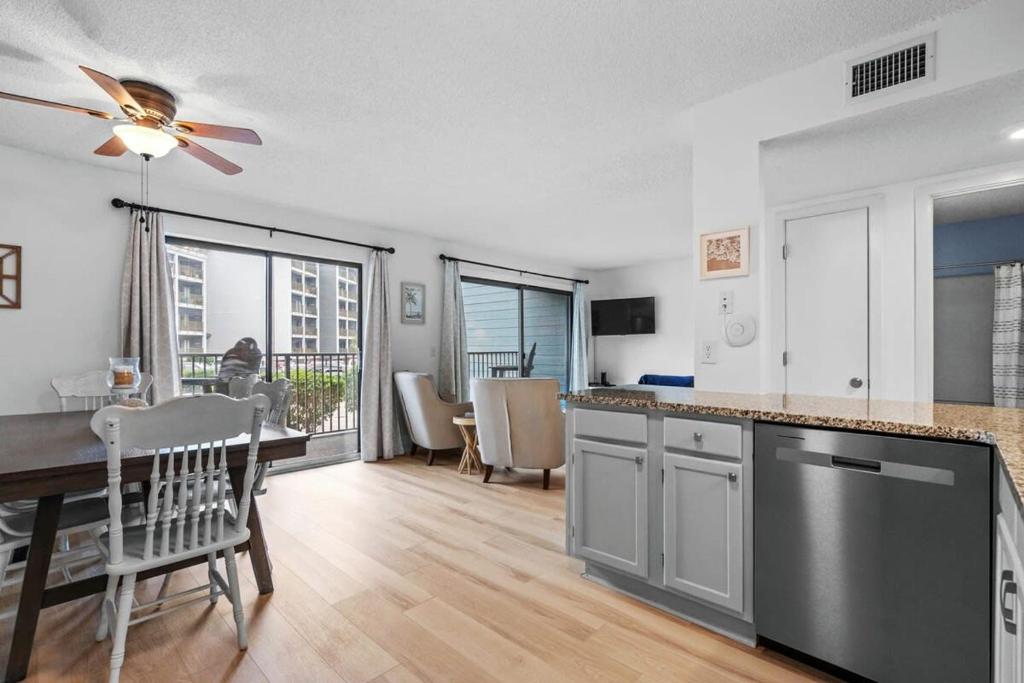 Kuchyň nebo kuchyňský kout v ubytování Myrtle Beach Resort Oceanfront Unit B129