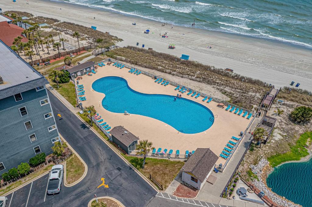 Bazén v ubytování Myrtle Beach Resort Oceanfront Unit B129 nebo v jeho okolí