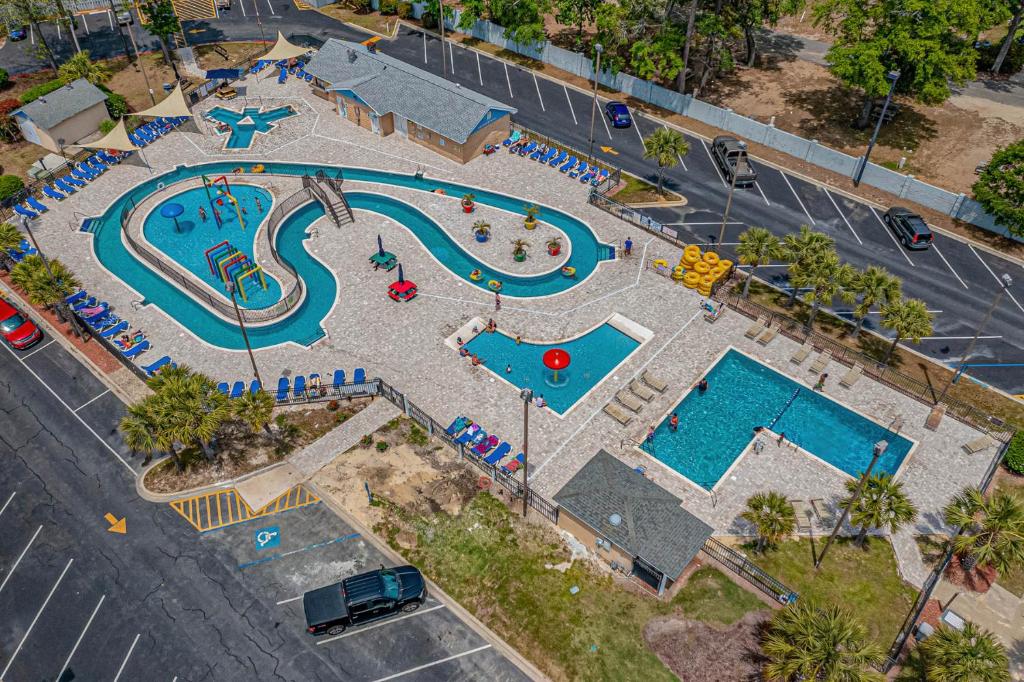 Bazén v ubytování Myrtle Beach Resort Oceanfront Unit B129 nebo v jeho okolí