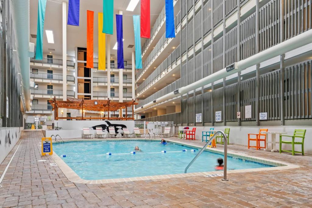 Bazén v ubytování Myrtle Beach Resort Oceanfront Unit B129 nebo v jeho okolí