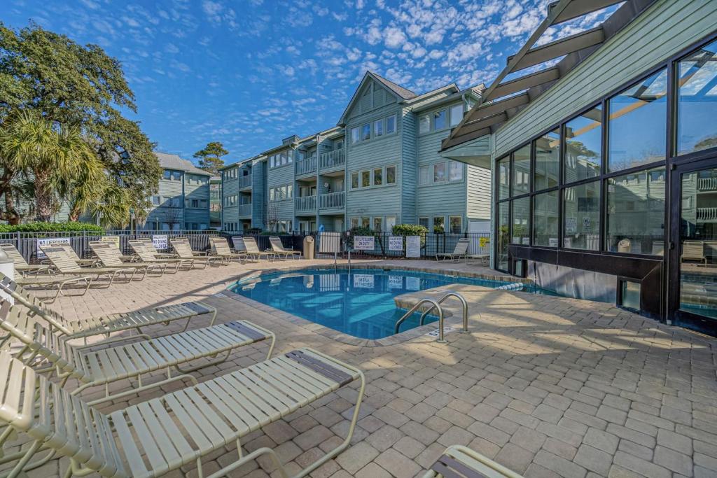 Bazén v ubytování Myrtle Beach Resort Oceanfront Unit B129 nebo v jeho okolí