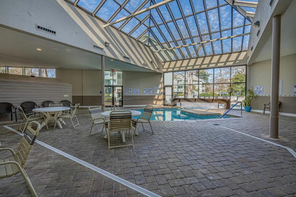 Bazén v ubytování Myrtle Beach Resort Oceanfront Unit B129 nebo v jeho okolí
