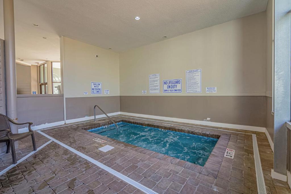 Bazén v ubytování Myrtle Beach Resort Oceanfront Unit B129 nebo v jeho okolí